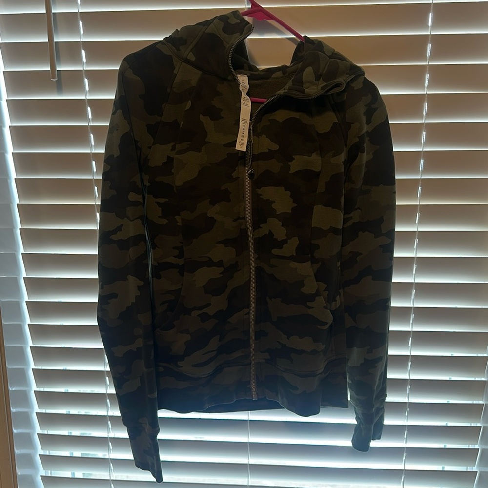 Women’s green camo zip up hoodie. *Discoloration under armpits* see images.